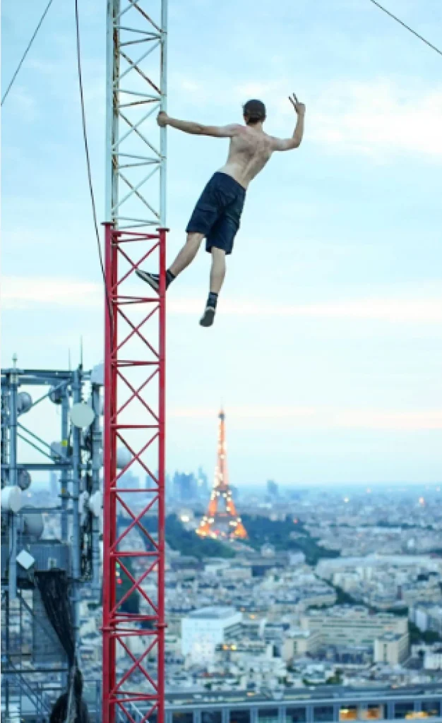Opérateur de grue au coucher du soleil avec surveillance de la sécurité par l'IA.
