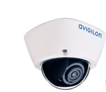 Gros plan sur une caméra de sécurité Avigilon AI.