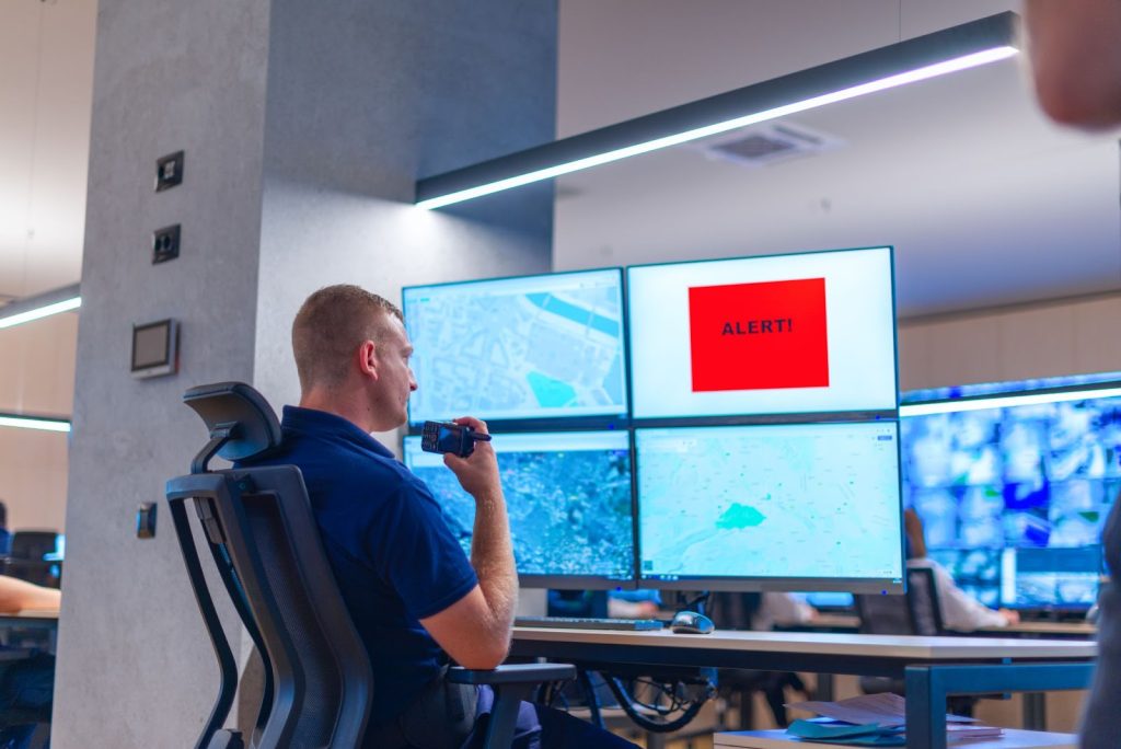 personne surveillant les images d'une caméra de télévision en circuit fermé.