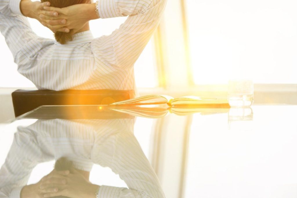 Homme d'affaires détendu dans un bureau, environnement professionnel sécurisé.