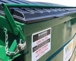 Benne à ordures verrouillée indiquant que l'accès est limité aux plongeurs potentiels.