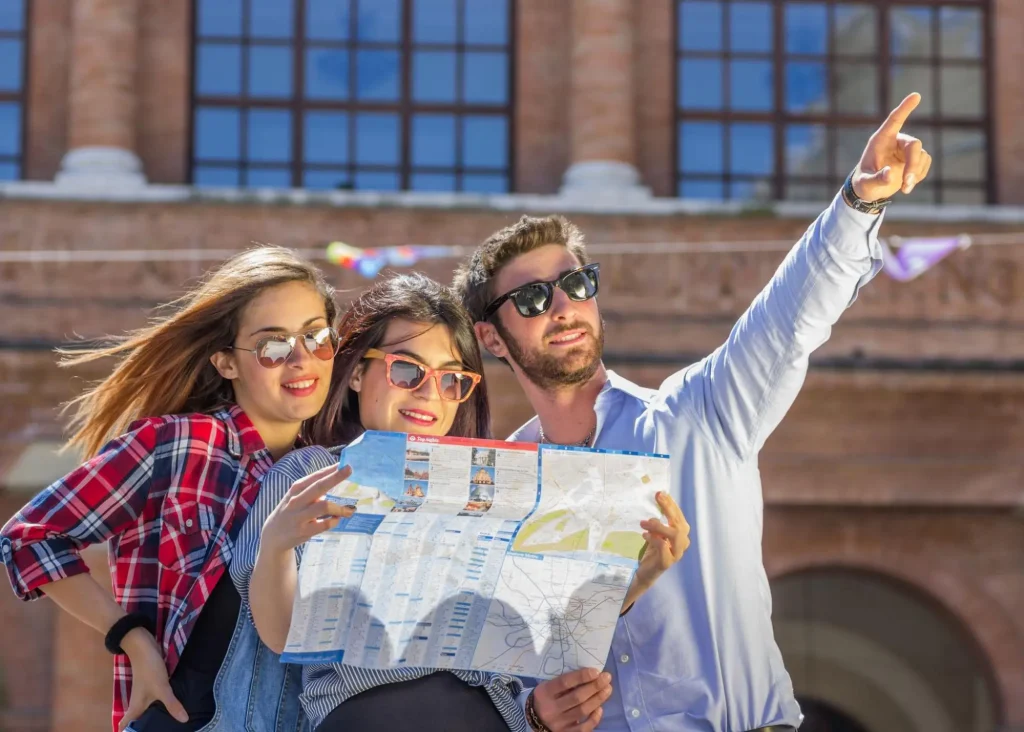 Touristes à Kansas City explorant en toute sécurité un plan de la ville, en pointant du doigt les points d'intérêt.